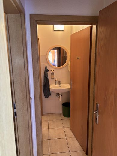 Wohn- und Geschäftshaus, top renovierte Wohnung sofort frei! Eigenutzung oder Kapitalanlage – Kunden WC