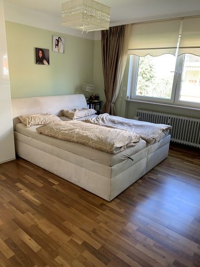 Schöne Lichtdurchflutete 4 Zimmer Wohnung – Schlafzimmer