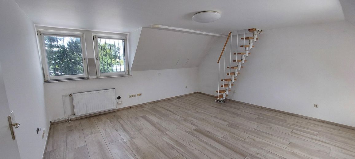 Bellissimo appartamento luminoso mansardato con finiture di pregio – Wohnraum mit Treppe Dachboden
