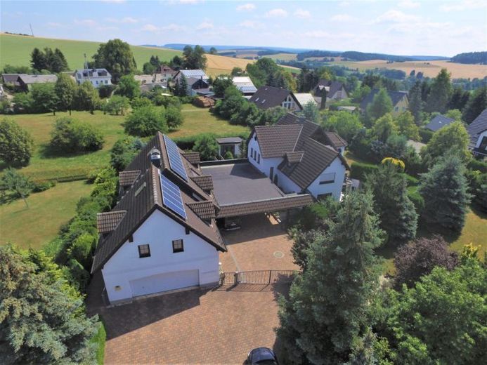 Wunderschönes Zweifamilienhaus mit Nebengebäude – Foto 1