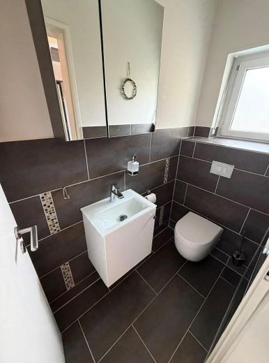 Architect-designed villa with a dream view in a prime location in Hof – EG Gäste WC