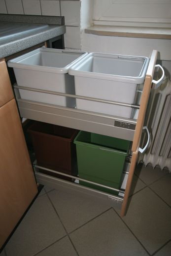 Küche mit Mülltrennungssystem