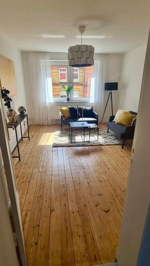 Moderne 2-Zimmerwohnung in zentraler Lage von Kiel Exerzierplatz - umfassend renoviert – Wohnzimmer