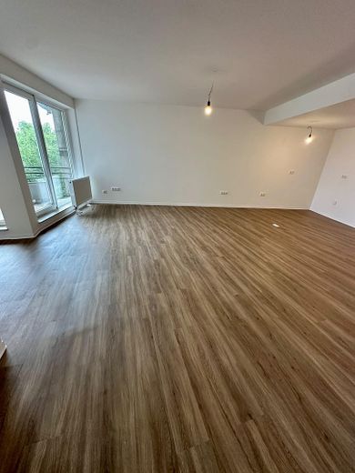 Großzügige 4,5-Zimmer-Wohnung mit ca. 135 m², Balkon, 2 Bädern, Aufzug und Garage in Düsseldorf-Bilk – Wohnzimmer