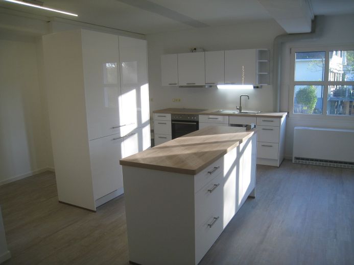 2 Zimmer-Studiowhg. Lahr. Bauj.2019, barrierefrei mit offenen Wohn,-Essbereich. – Wohnraum u. neue Küche.