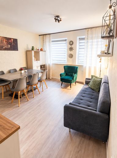 Appartement lumineux de 3 pièces avec balcon sur la Rathausplatz – Wohnzimmer