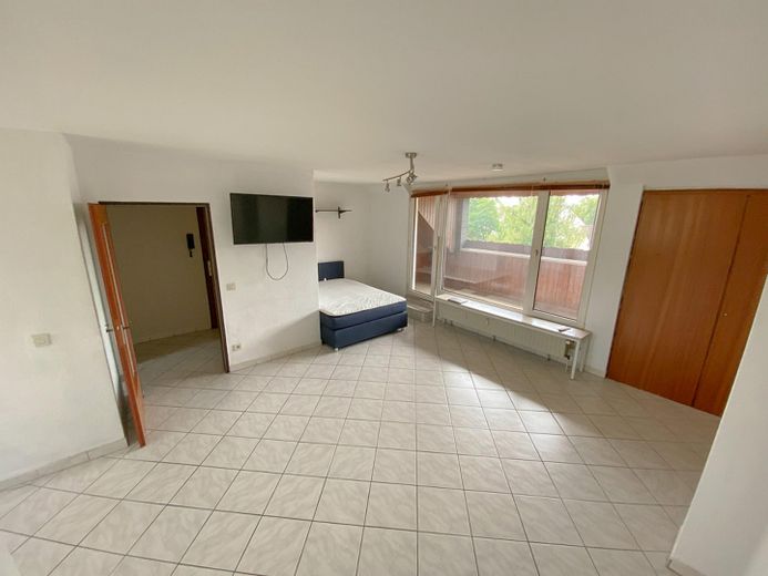 Prachtig appartement op de zolderverdieping met grote loggia, parkeerplaats in rustige ligging en ca. 6 % rendement – Wohn- Schlafbereich 