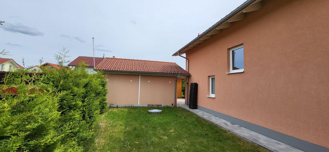 Sonnige Aussichten für die ganze Familie – modernes Einfamilienhaus mit Gartenflair – Haus seitlich