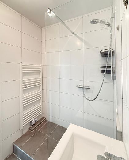 Appartamento di 3 locali completamente ristrutturato con vista panoramica, cucina componibile e garage – Badezimmer