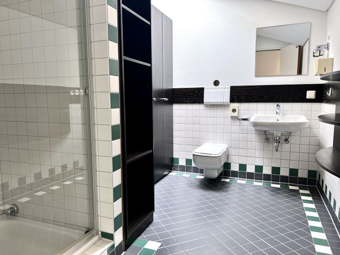 Moderne Büro-/Praxisfläche im Stadtzentrum Hanau! **direkt vom Eigentümer** – Badezimmer 