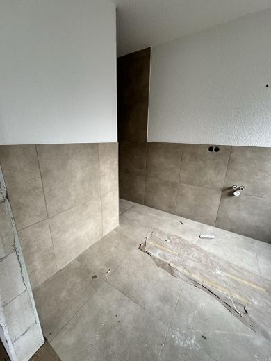 Hochwertige 3-Zimmer-Gartenwohnung mit Südterrasse, Designküche & Blick ins Grüne – Bad mit Feinsteinzeug