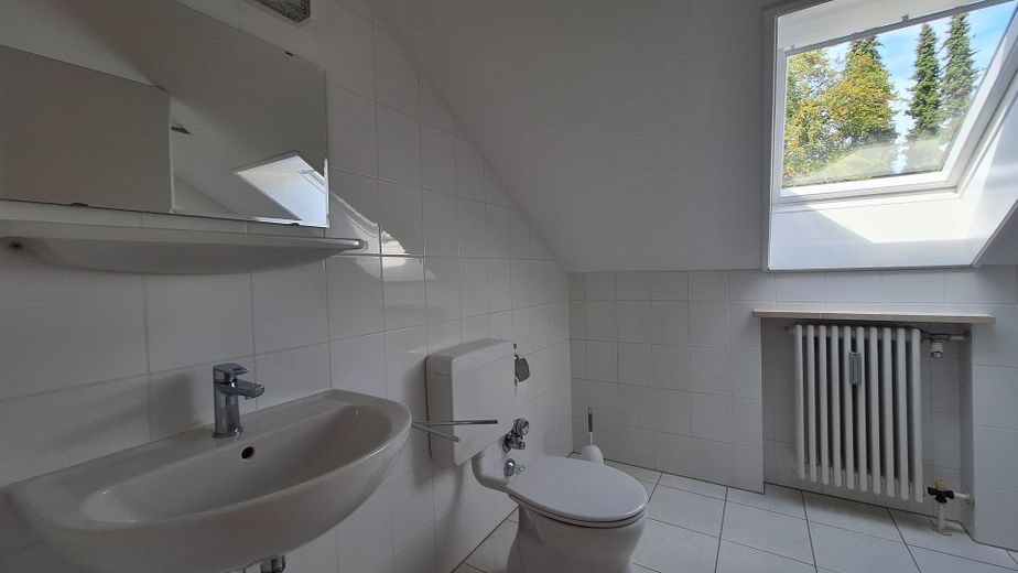 Schöne helle 1,5 Zimmer DG-Wohnung in ruhiger TOP-Lage – Bad 1