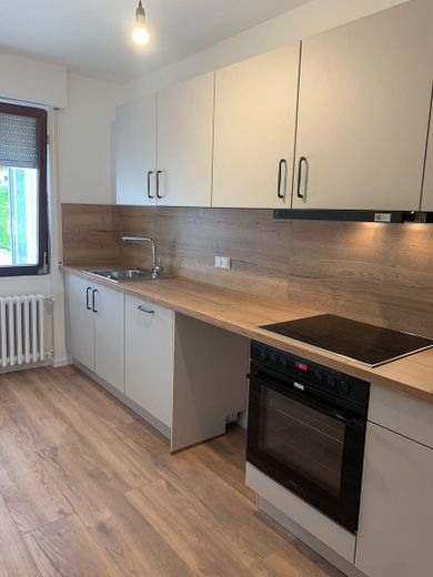 Elegante appartamento di 3 locali ristrutturato con terrazza coperta – Küche