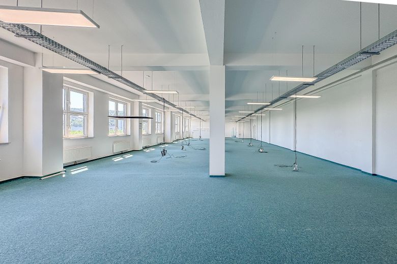 Lagerfläche (Beton u. Teppich)