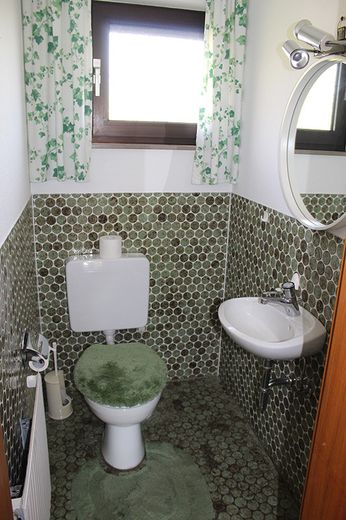 Zweifamilien-Wohnhaus in der Kleinstadt Leun im Lahn-Dill-Kreis. Der Kaufpreis ist verhandelbar. – EG Toilette