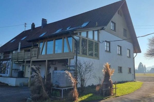 Abitare e lavorare sotto lo stesso tetto - casa bifamiliare con area laboratorio e fienile separato