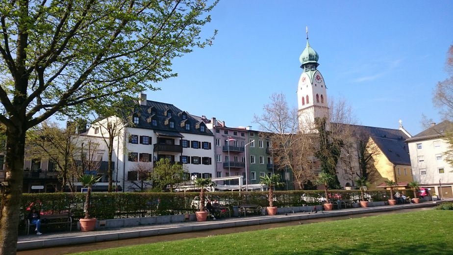 Top location! Beautiful office directly at Max-Josefs-Platz. Balcony & mountain views. No commission! – Hausansicht Riedergarten