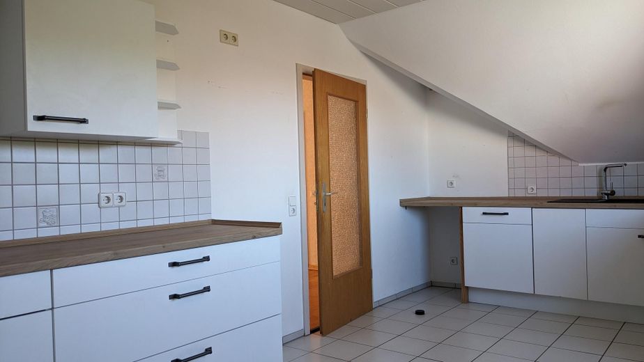 Freistehendes EFH mit Einliegerwohnung, Doppelgarage & großem Grundstück – OG_Küche_2