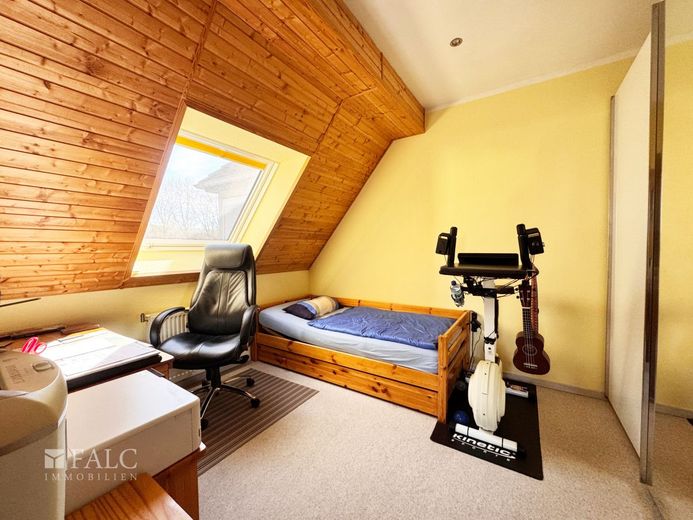 Extravagante Wohnung mit exklusivem Bad und Balkon sowie privatem Stellplatz und Einbauküche – Kinder- oder Arbeitszimmer
