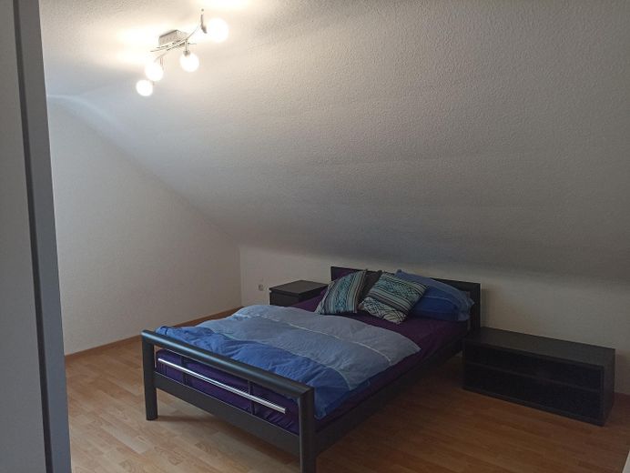 Ruhige 3-Zimmer DG-Wohnung – Schlafzimmer