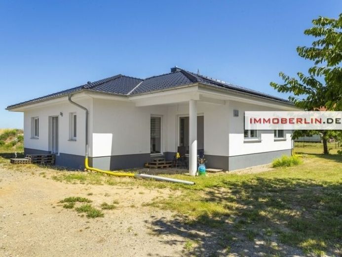 IMMOBERLIN.DE - Moderner Bungalow mit traumhaftem Sonnengarten & verpachtetem Land – Foto 1