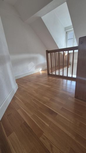 Ampio soggiorno-pranzo in un affascinante appartamento duplex – Foto 9
