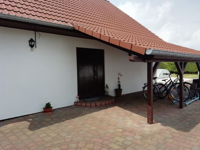 Einfamilienhaus plus Ferienhäuschen – Hauseingang