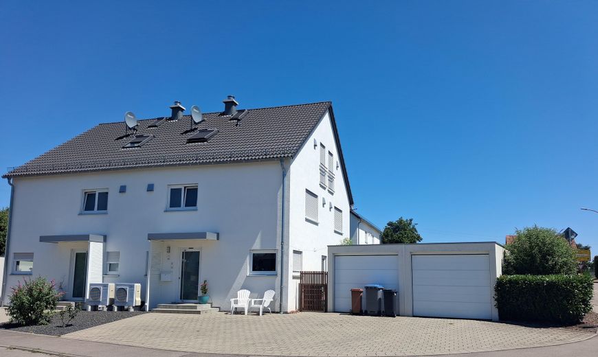Doppelhaushälfte mit Garten – Haus - Ansicht Haustüre
