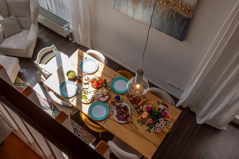 Provisievrij: 4-kam.-galerij-maisonnette, bovenste verdieping, balkon & ondergrondse garage-Geretsried-Stein – Sicht Gallerie auf Wohnzimmer
