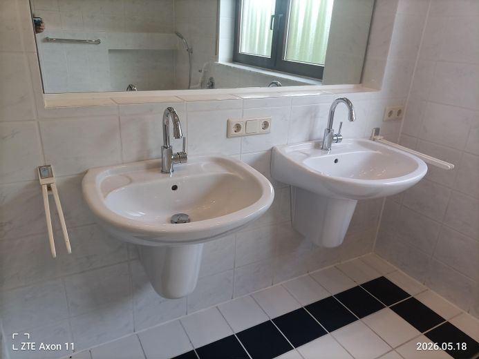 Grosses Badezimmer