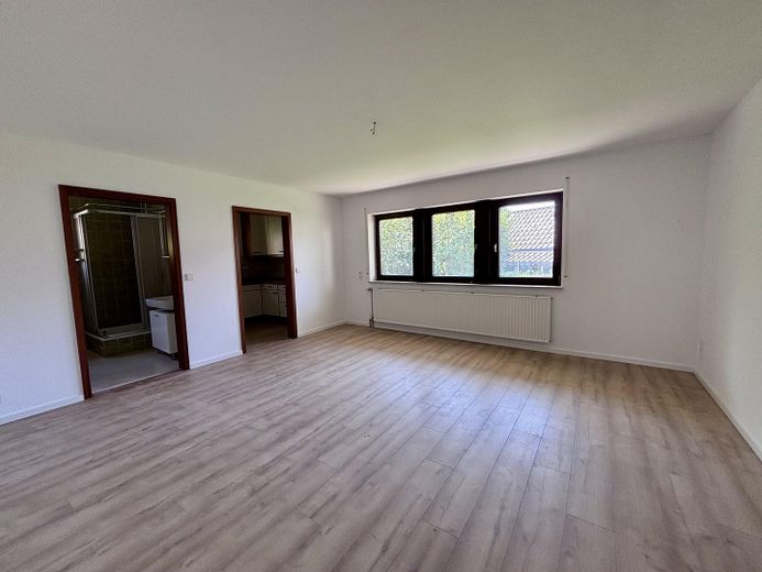 Erstbezug nach Renovierung: Gemütliche 2 Zimmer Wohnung mit eigenem Eingang und Garten in Gültlingen – Wohn-& Esszimmer