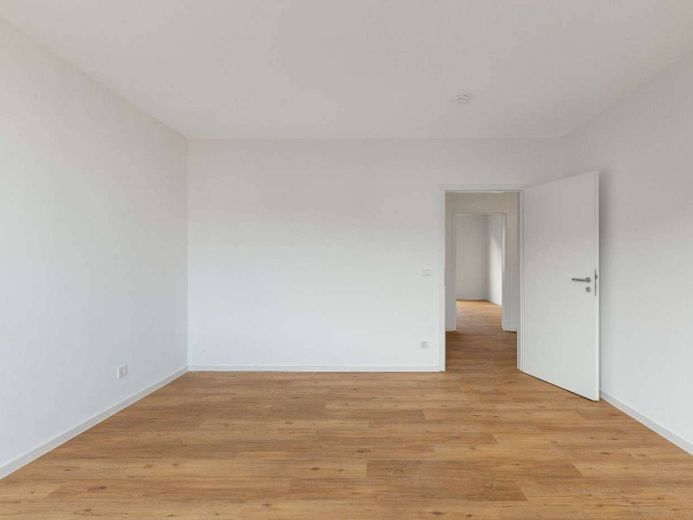 Köln'ün Südstadt semtinde BALKONLU ve GÖMME MUTFAKLI yenilenmiş 4 odalı daire – Ansicht II: Wohnzimmer (Muste…