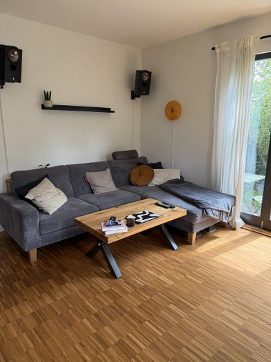 Groß Flottbek: 2,5 Zimmer mit kl. Garten in grüner Lage (WG 1) – Bsp. Möblierung WZ Sitzecke
