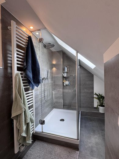 Apartamento de 3,5 habitaciones en Stuttgart-West | Dúplex Kräherwald con balcón y galería – Bad DG 2