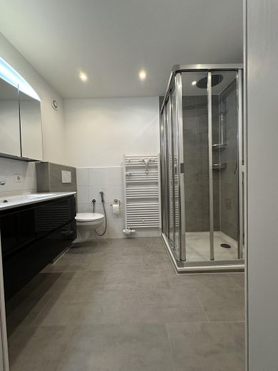 Appartamento di 4,5 locali a Benningen – senza provvigione – Bad mit Dusche