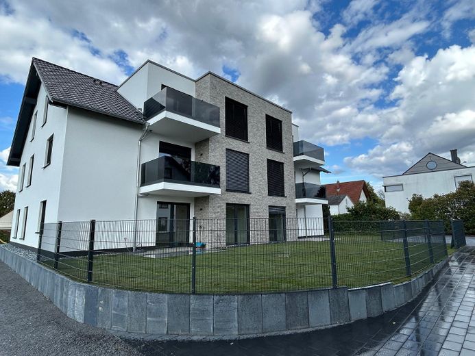 Appartamento moderno di nuova costruzione in posizione centrale a Holzhausen – Außenansicht