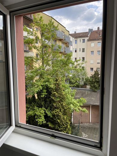 Sofort frei & ohne Provision - Renovierte 3-Zimmer-Wohnung mit Balkon – U-Bahn um die Ecke – Aussicht Hof