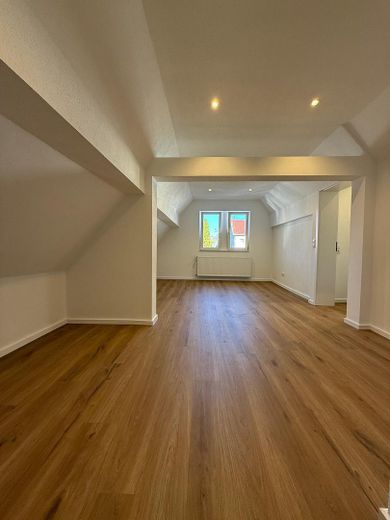 5-Room Maisonette Apartment Across Three Living Levels – Fully Renovated, with Fitted Kitchen & 2 Bathrooms – Wohnzimmer 2. Etage