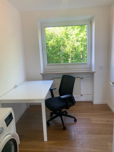 Furnished, stylish 3-room apartment near the Isar (limited until 2028) – Arbeitszimmer