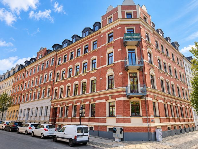 Balkonlu ve ankastre mutfaklı, tarihi çok aileli konutta çekici, modernize edilmiş 2 odalı daire - %6 getiri – Hausansicht