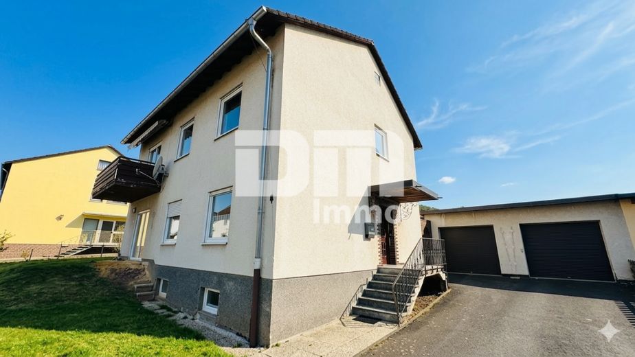 Gepflegtes Ein / Zweifamilienhaus mit Doppelgarage in begehrter Ortsrandlage von Zierenberg – Front / Seitenansicht / Doppelgarage
