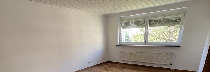 Frisch renovierte 75 m²-Wohnung mit Balkon, Aufzug & EBK in Hannover-Bothfeld-Vahrenheide – Wohnzimmer