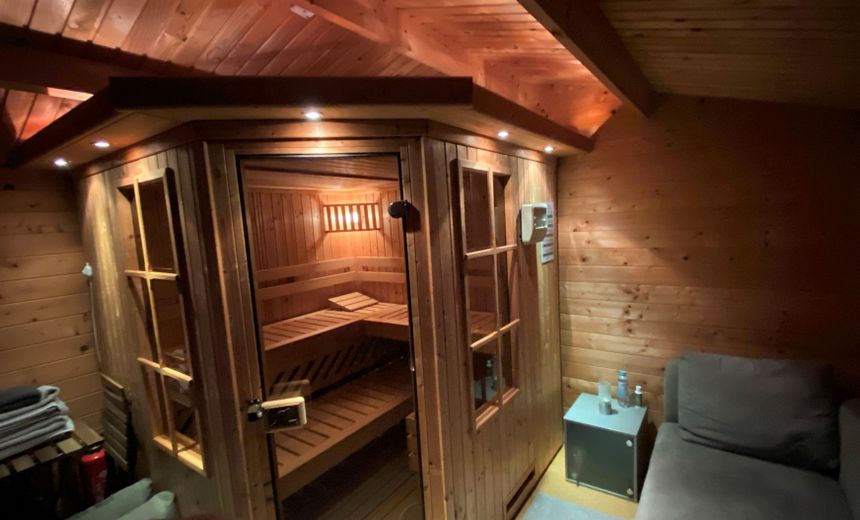Wohnen und Arbeiten: Stilvolles Mehrfamilien- und Geschäftshaus mit großem Garten. – Sauna im Gartenhaus