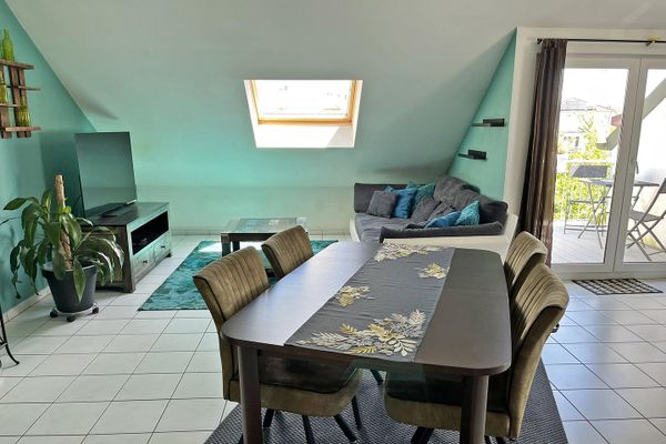 Bellissimo e luminoso appartamento mansardato di 2 locali con balcone e posto auto in posizione privilegiata a Schwalbach