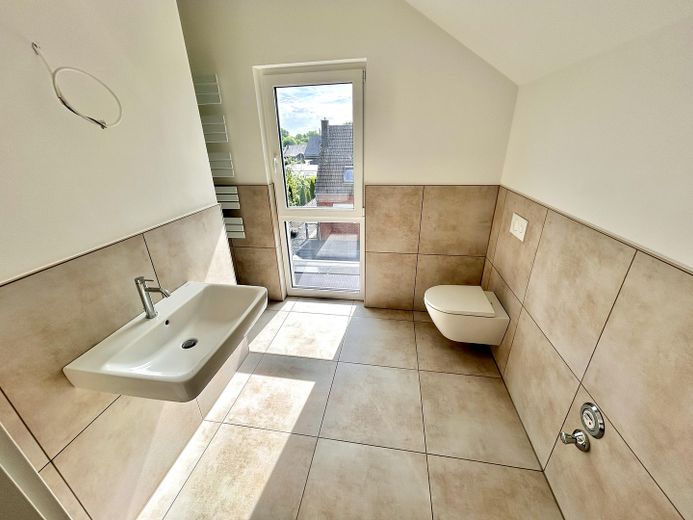 Luxus-Maisonette mit eigenem Eingang | Erstbezug | Klimaanlage | Wallbox | Einbauküche | 2 Bäder – Bad DG: vollwertig + modern...