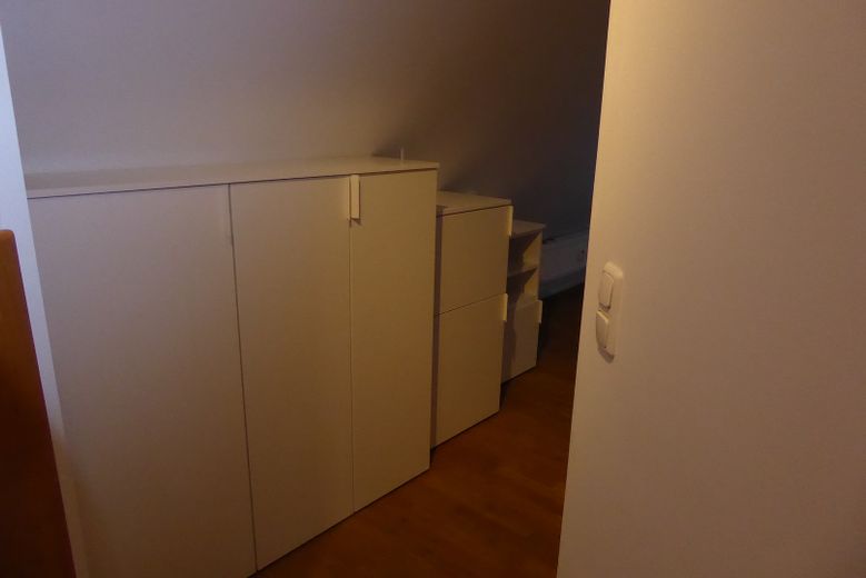 55m² Maisonette Wohnung - U-Bahn nah und im Grünen – Schränke im Schlafzimmer