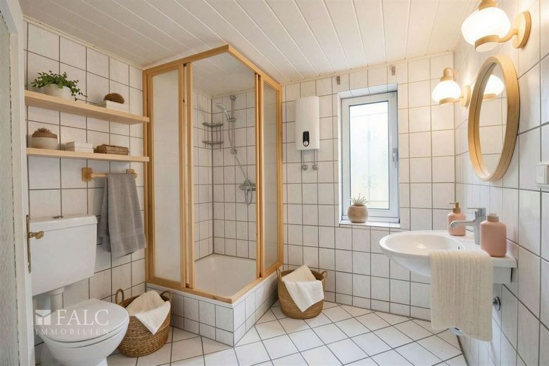 Charmantes sanierungsbedürftiges Einfamilienhaus mit Potenzial in ruhiger Lage von Worringen – Badezimmer - (KI generiert)