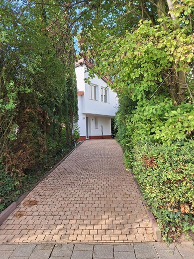 Villa en ubicación privilegiada de Wo-Herrnsheim con gran jardín A + – Auffahrt zum Eingang