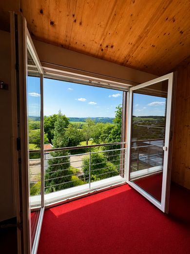 Casa unifamiliare indipendente in una posizione speciale ai margini dei campi, con ampie superfici terrazzate – Ausblick Schlafzimmer 1