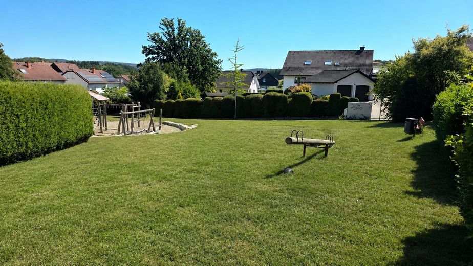 Einziehen und wohlfühlen, bezugsfertige Maisonette mit Balkon und Garten ✅provisionsfrei✅ – Spielplatz in der Straße